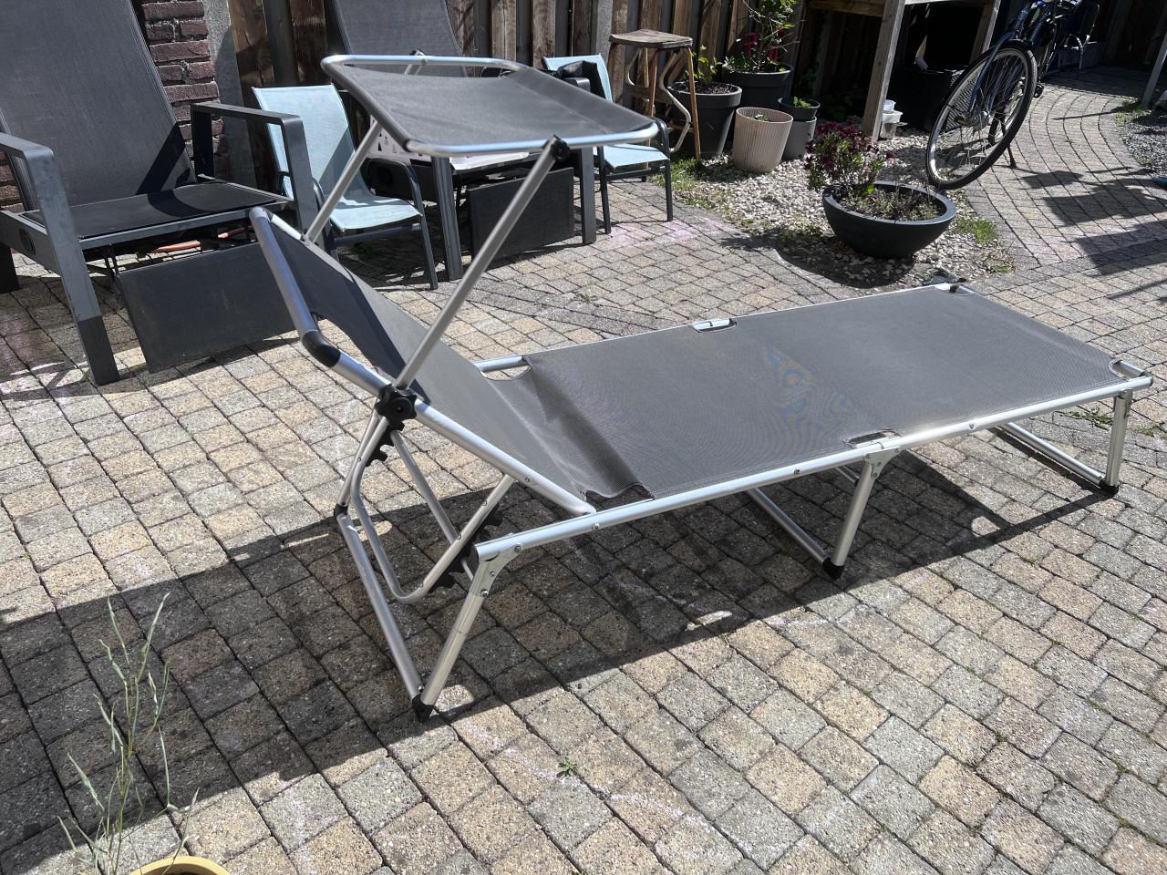 Twee ligbedden incl. kussens