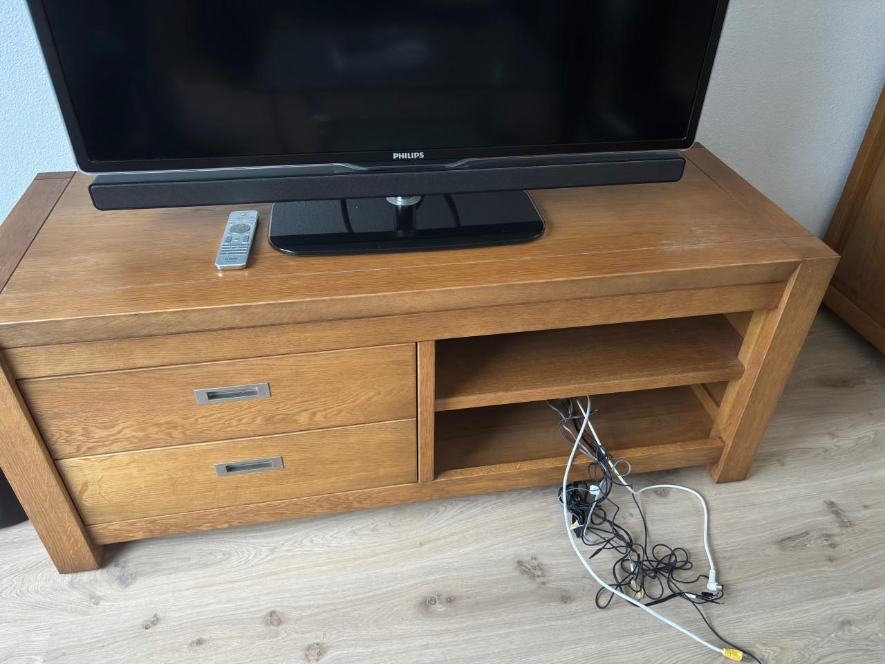 Inboedel: bank salontafel tv-meubel kast vitrinekast eettafel en stoelen