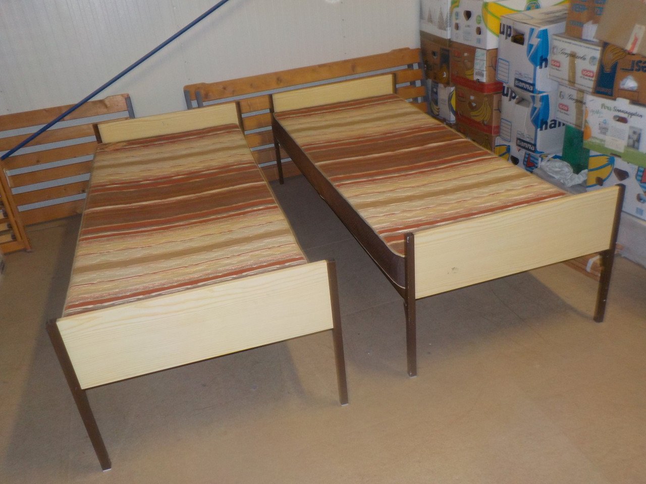 Zeer eenvoudig stapelbed + matrassen in goede staat 80 x 190 cm