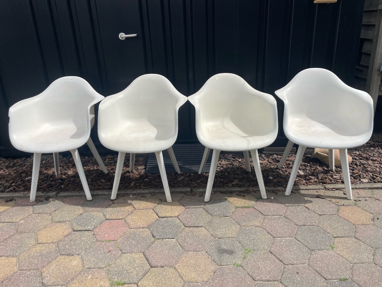 4 witte kuipstoelen voor buiten