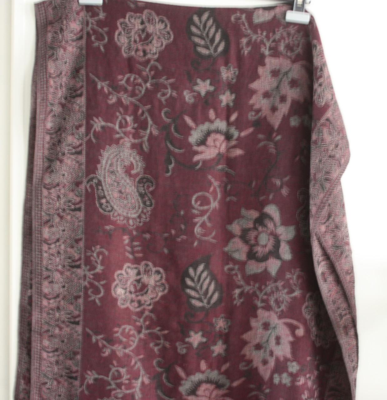 Paarse sjaal met patroon