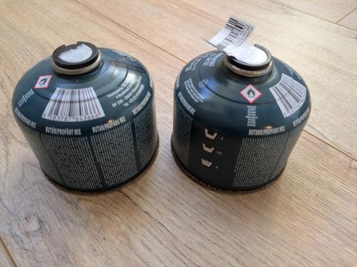 Twee Decathlon gasflessen vol 410ml met schroefdraad