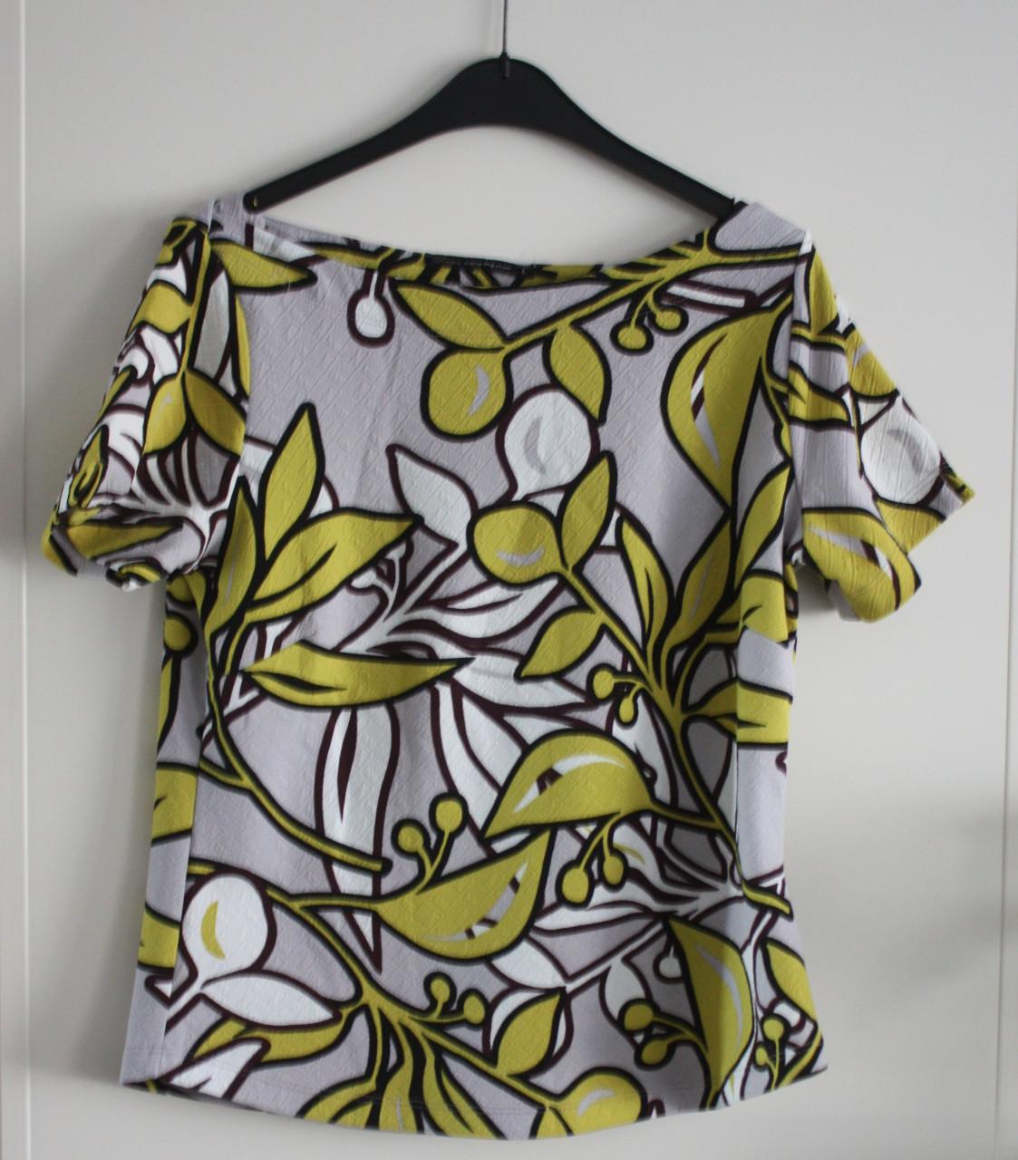 Shirt grijs witgeel bloemen print maat L