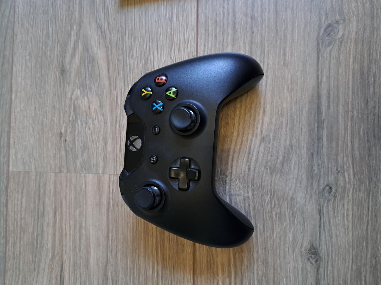 Xbox one S met 2 games