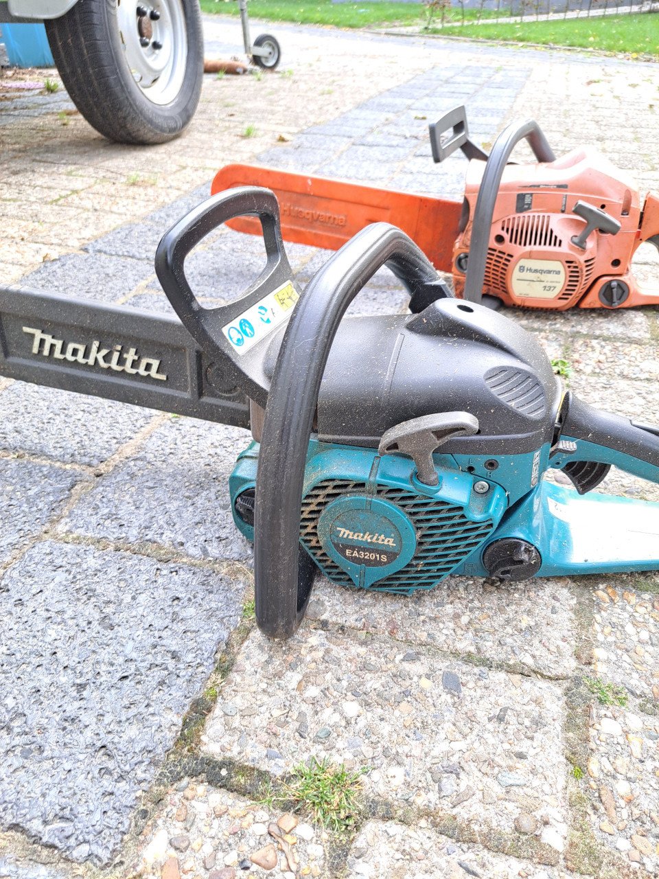 2 kettingzagen met werk. Gereserveerd.