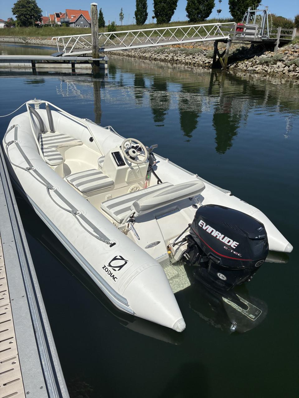 Zodiac yachtline 420 met 40 pk evinrude e-tec en riba trailer