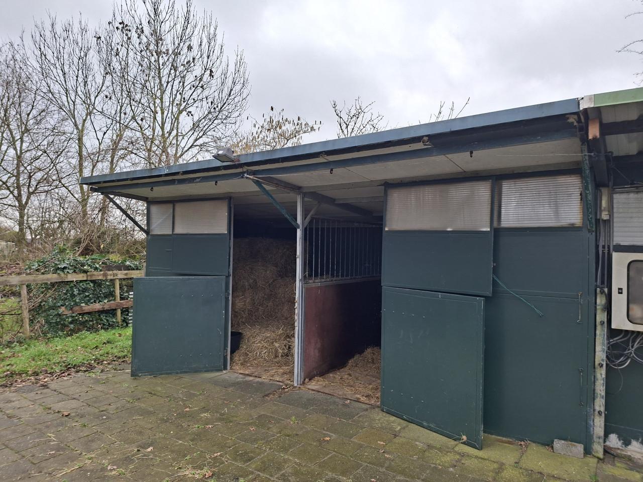 Schuilstal / stallen te koop moet zsm weg.