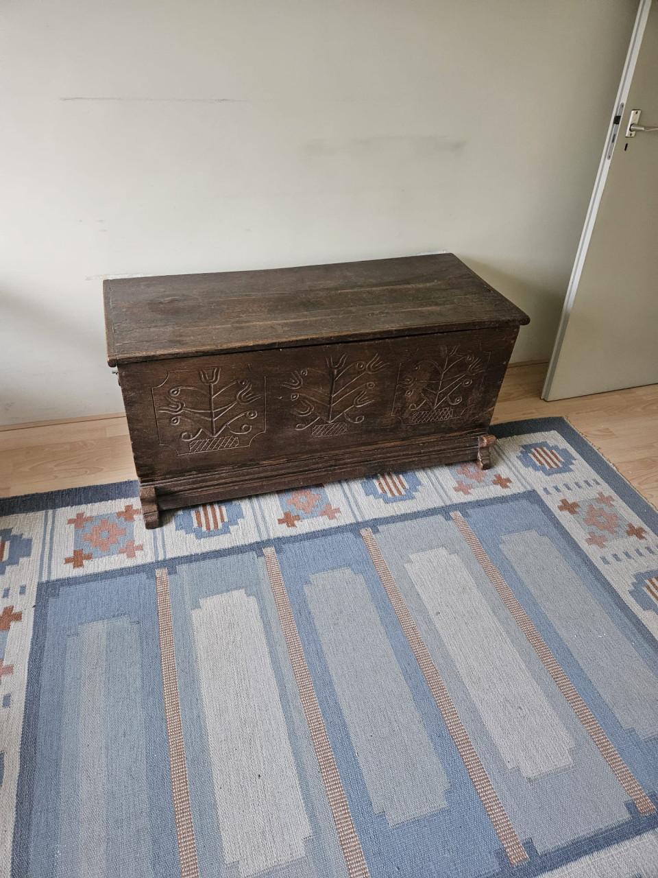 Oude antieke dekenkist