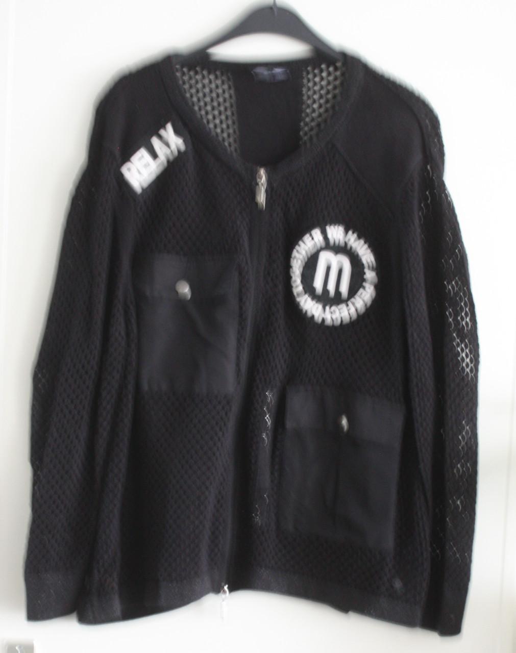 Zwarte vest met witte opdruk  maat 44