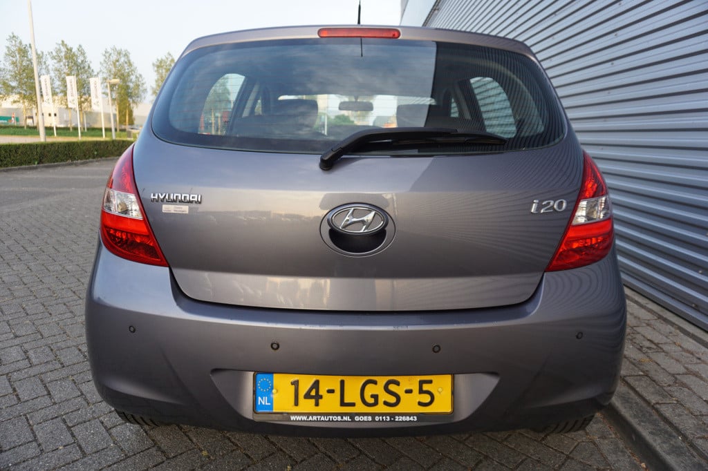 Hyundai I 20 1.2i dynamicversion airco / elektr. ramen / parkeers. / nap