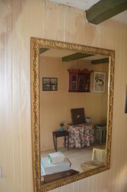 Grote spiegel goudkleurige lijst in goede staat.