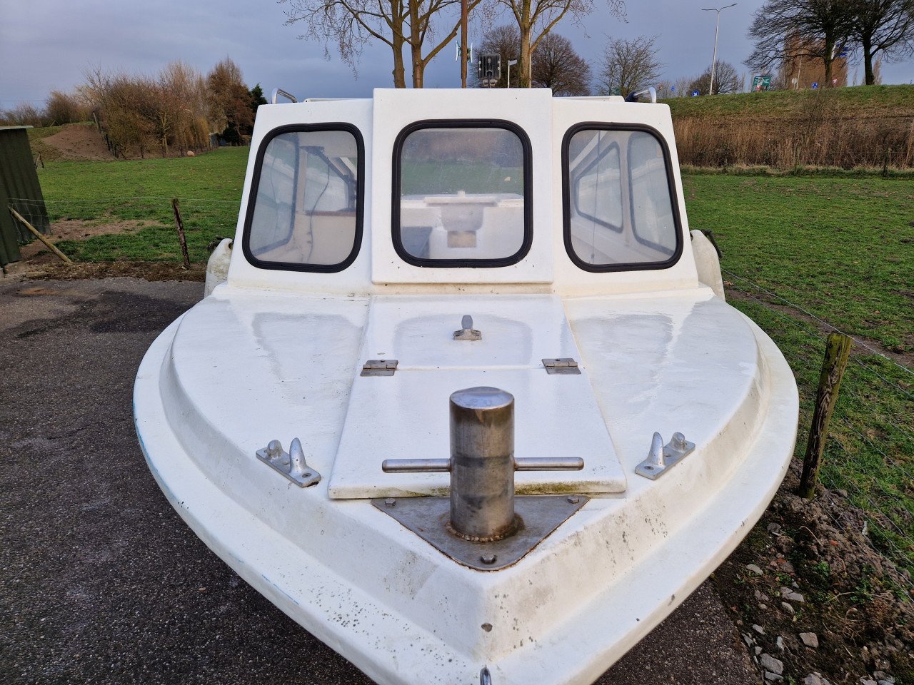 Polyester motorboot / sloep 6.15 meter !! Ruime boot voor bbm in bun