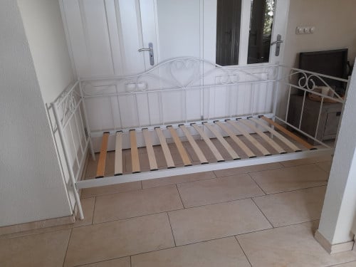 Metalen 1 Persoons bed  90 x 200 (in goede staat )