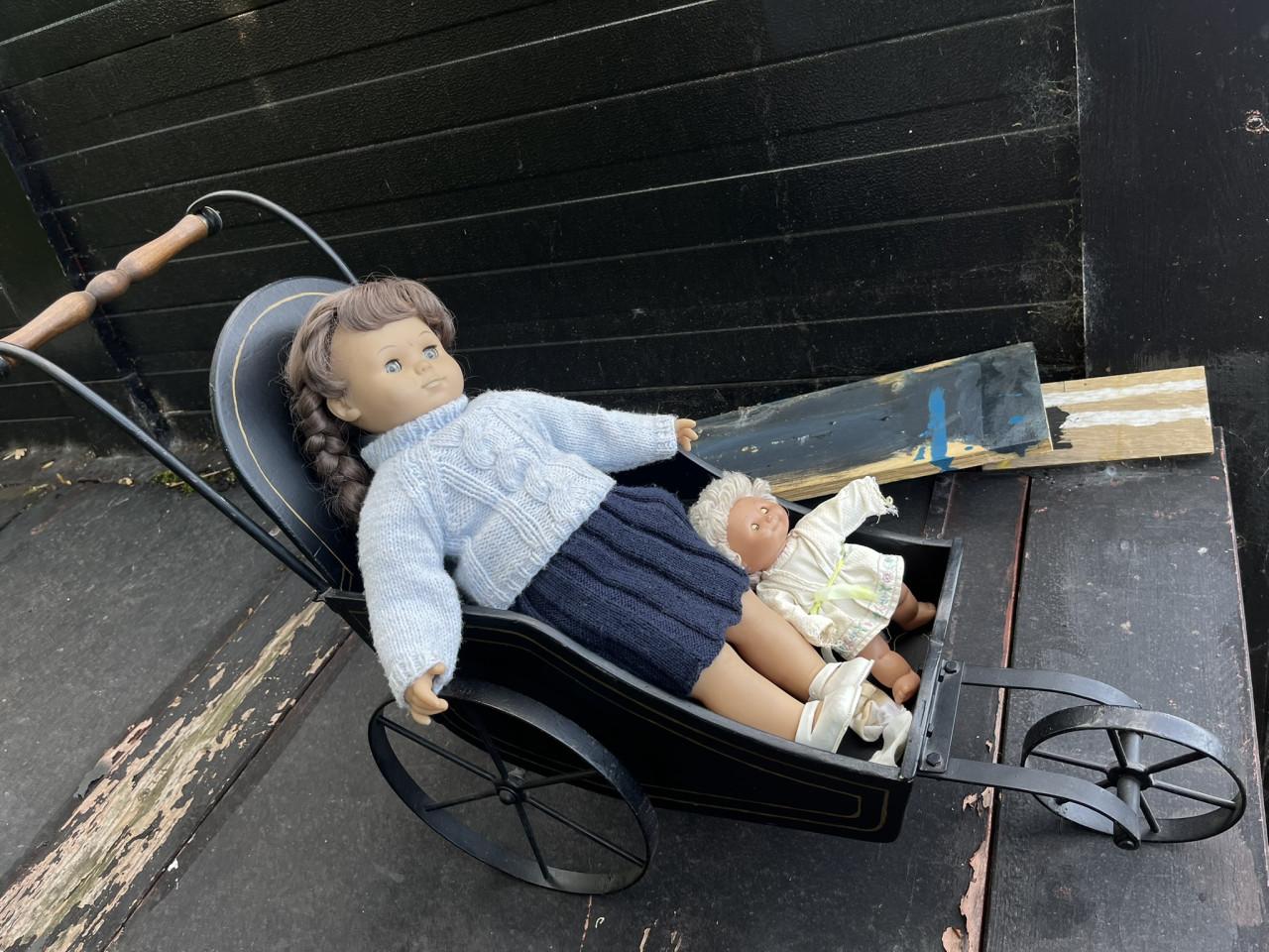 Poppenwagentje met pop, antiek