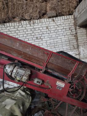 Transportband voor kleine baaltjes hooi en stroo laden