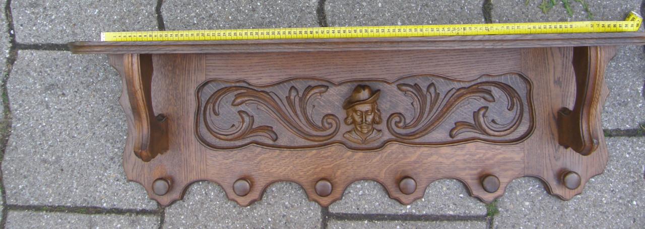 Houten kapstok met gesneden kopje