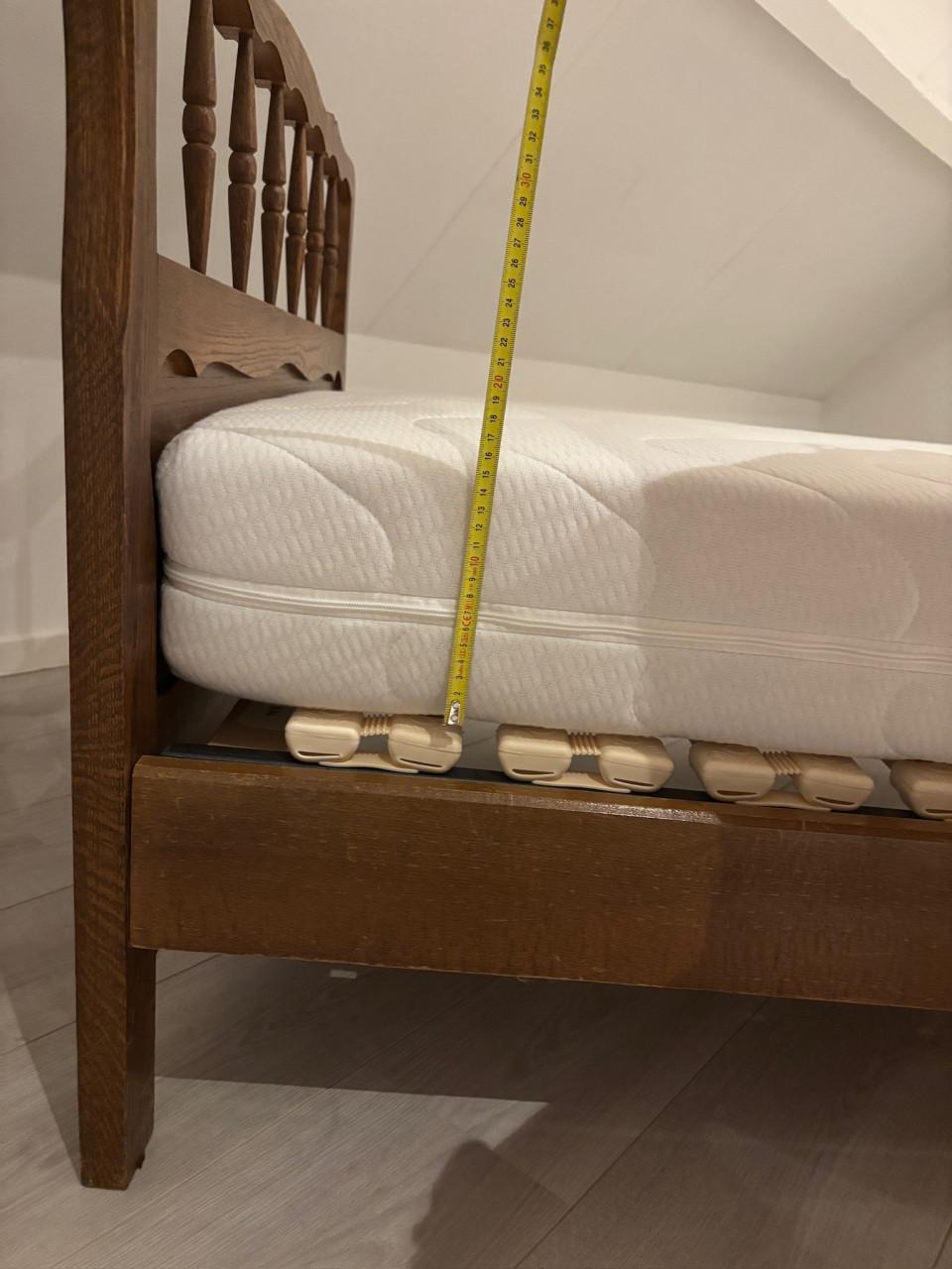 Eiken houten eenpersoonsbed + nieuw matras + nieuwe lattenbodem