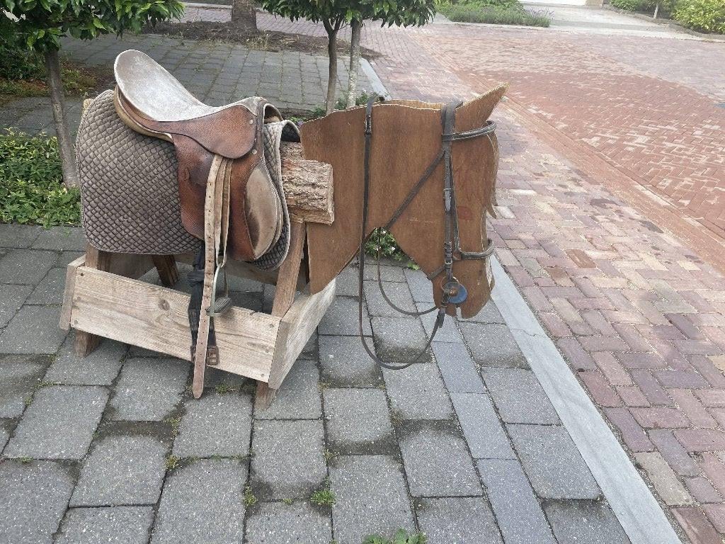 Houten speelpaard met echt zadel en hoofdstel – uniek!