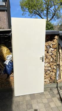 Binnendeur opdek. 201,5 x 83 cm. Inclusief deurbeslag en scharnieren.