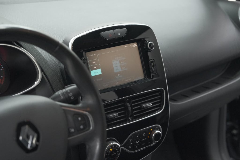 Renault Clio 1.2 limited | trekhaak | navigatie | parkeersensoren | climate
