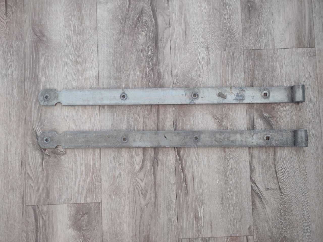 Prachtige oude zware hangijzers, scharnieren poort, 70 cm.