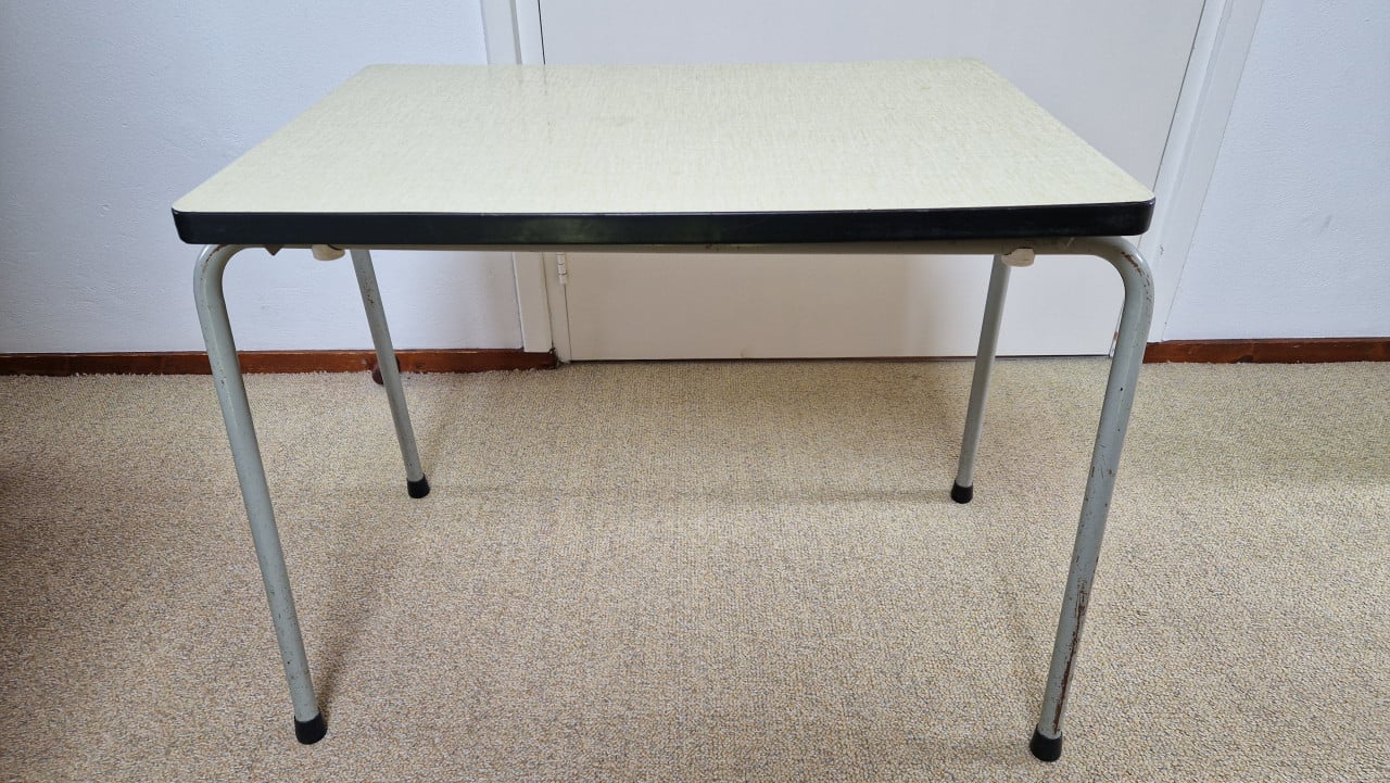 Kinderstoel en tafel