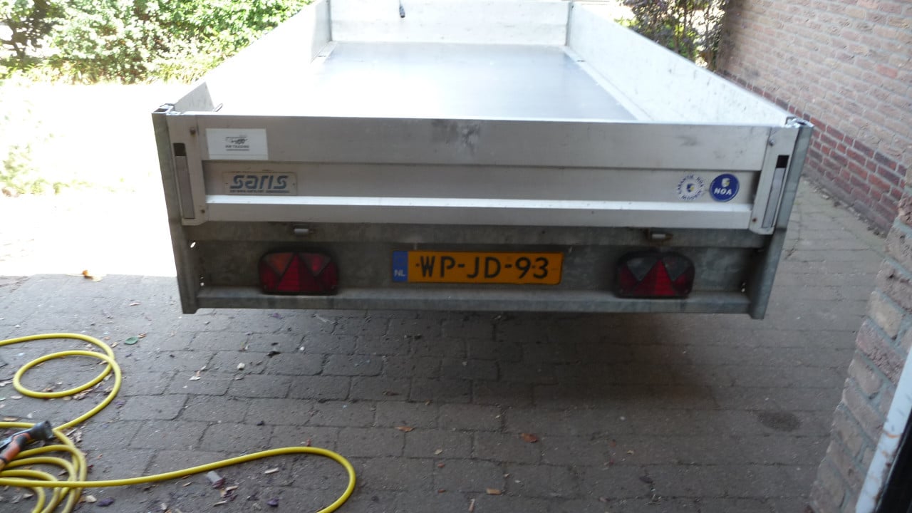 TE KOOP GEREMDE PLATEAUWAGEN merk SARIS met KENTEKEN