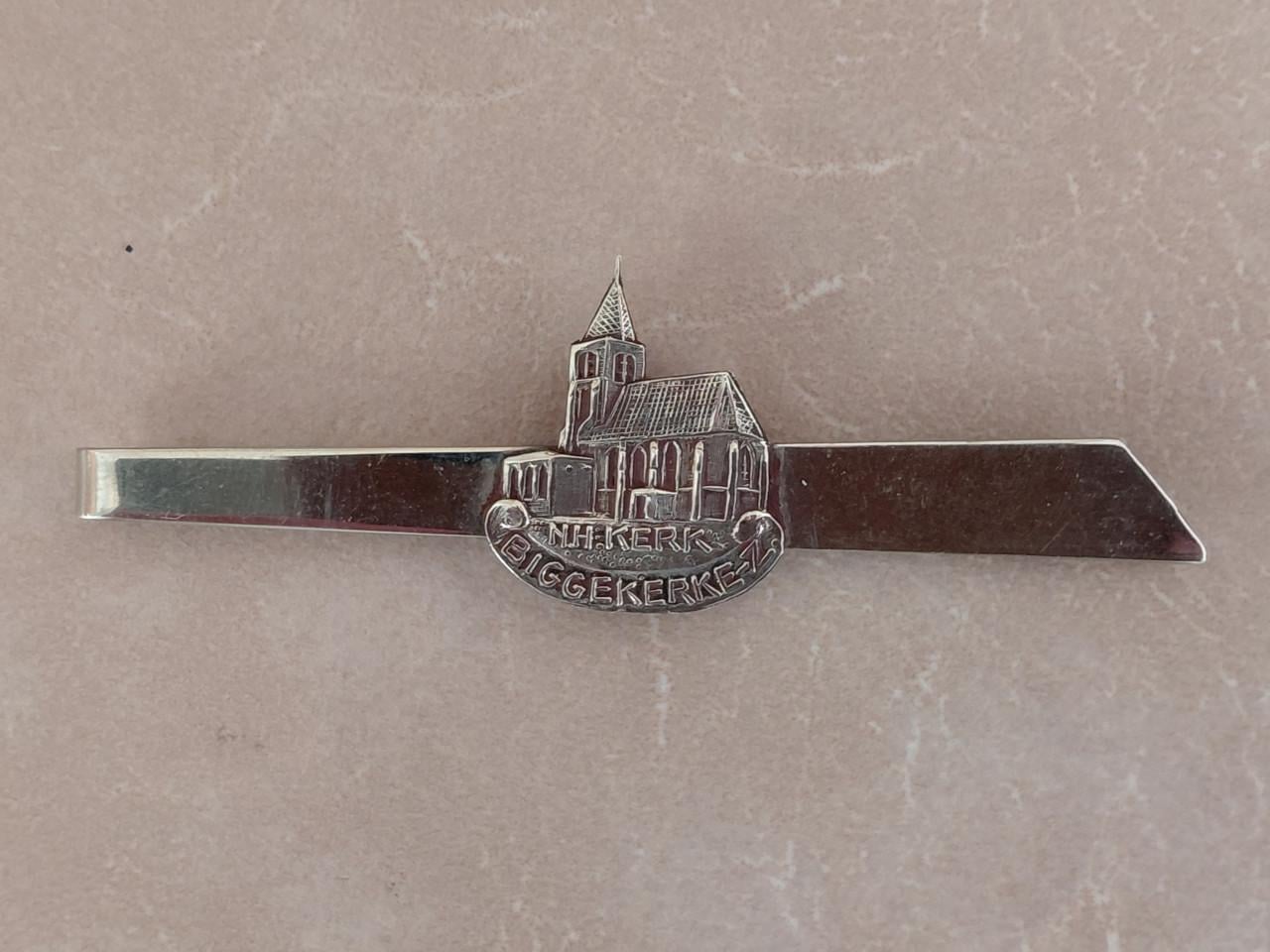 Fraaie oude dasspeld met N.H. Kerk van Biggekerke, Zeeland