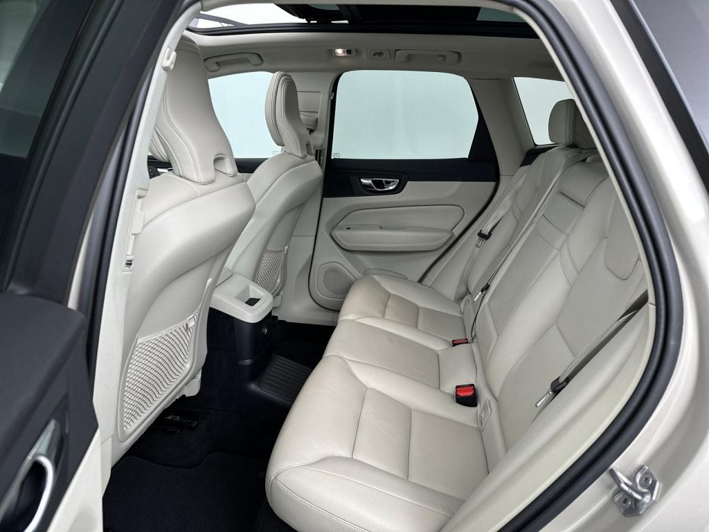 Volvo XC60 t8 390pk recharge momentum|