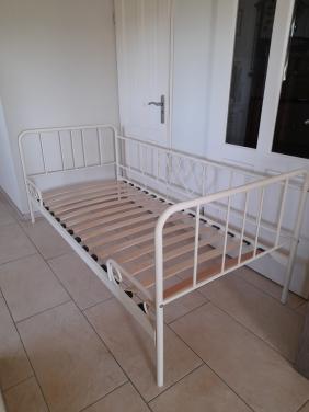 Metalen  bed 90 x 200 (in goede staat )