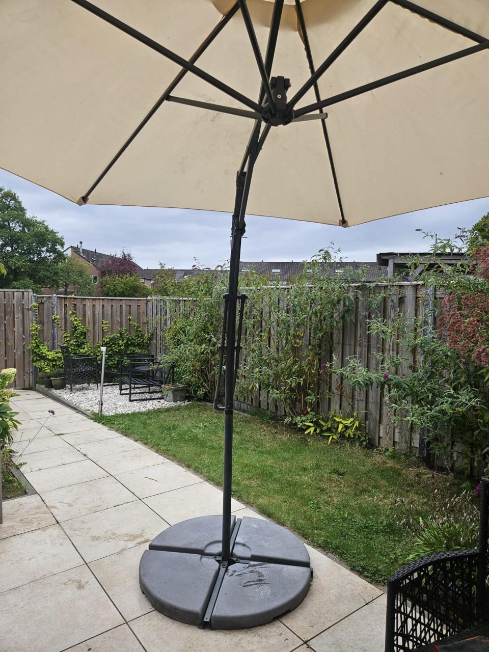 Zweef parasol incl voet