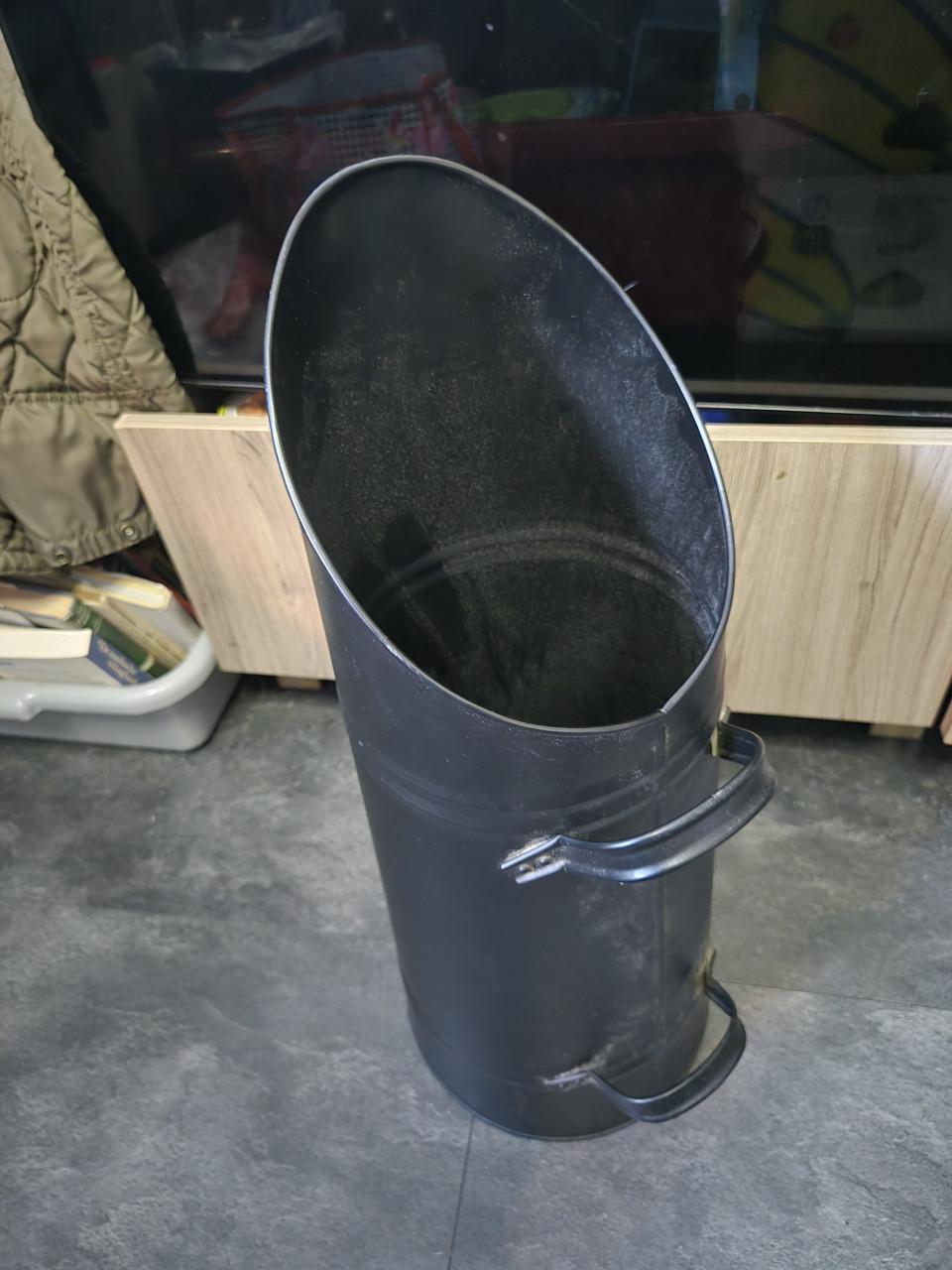 Zwarte, cilindervormige kolenkit met twee handvatten