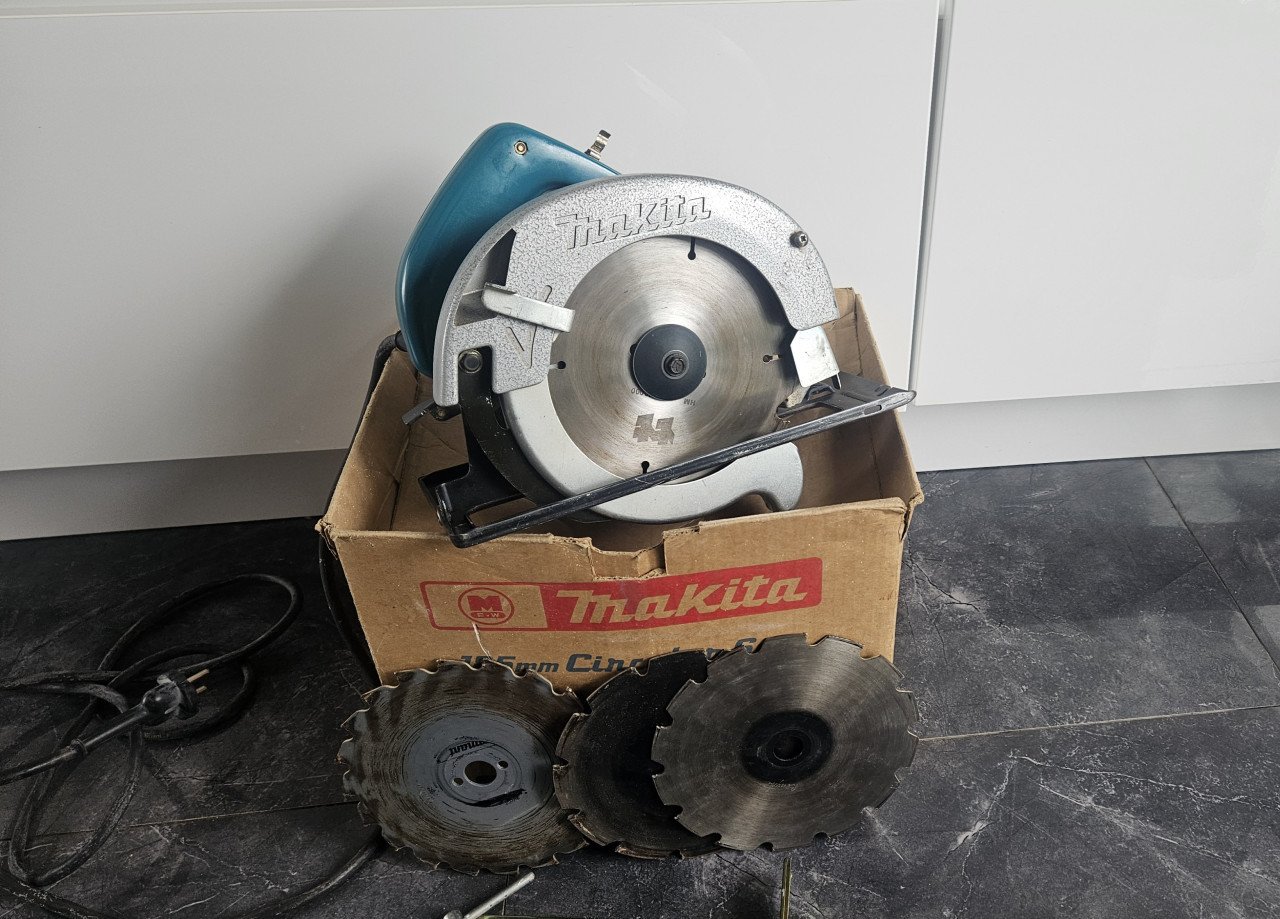 Makita Cirkelzaag SR1800 – 1200W met zaagbladen en originele doos