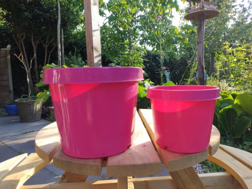 Nieuw: 2 rose plastic kweekpotten, diameter 19 + 26 cm