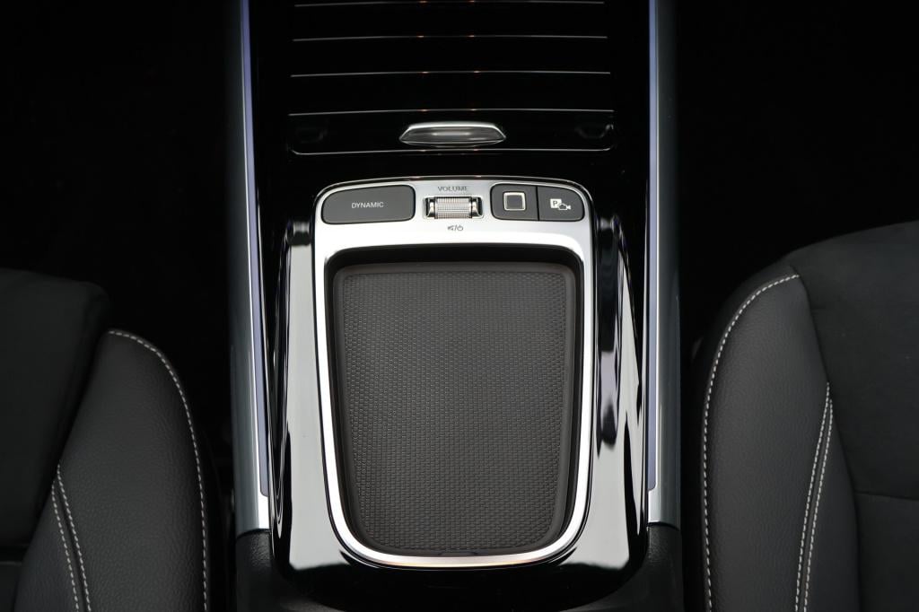 Mercedes-Benz Gla-klasse 180 amg line i 2025 i panorama dak i manufaktur al