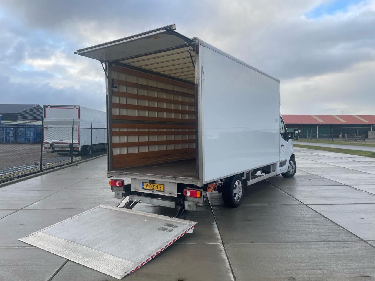 Bakwagen met laadklep te huur! kilometer en borg vrij €160,- Incl BTW