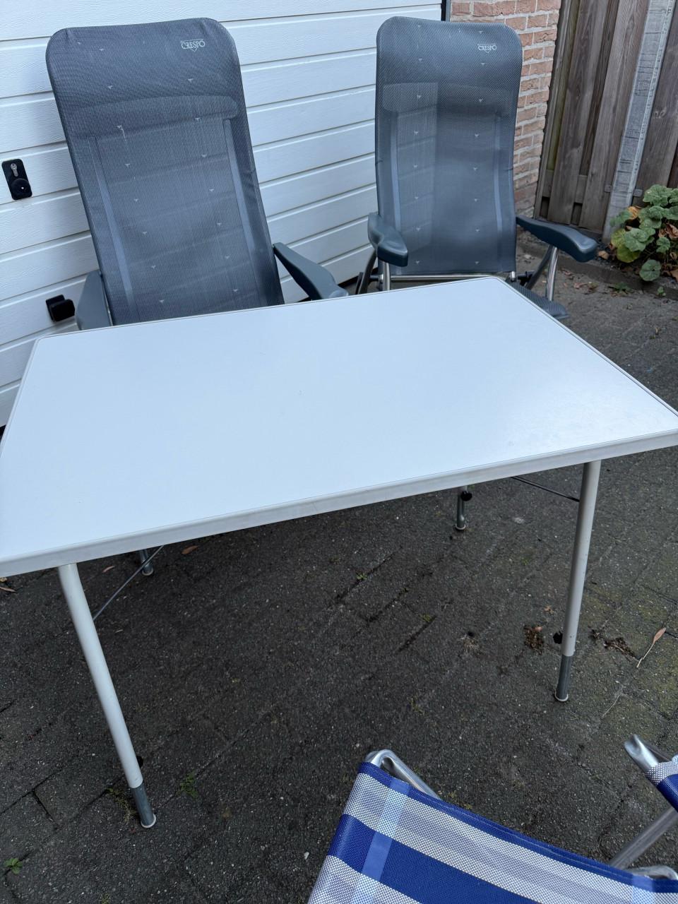 Kampeerstoelen, tafel en krukjes