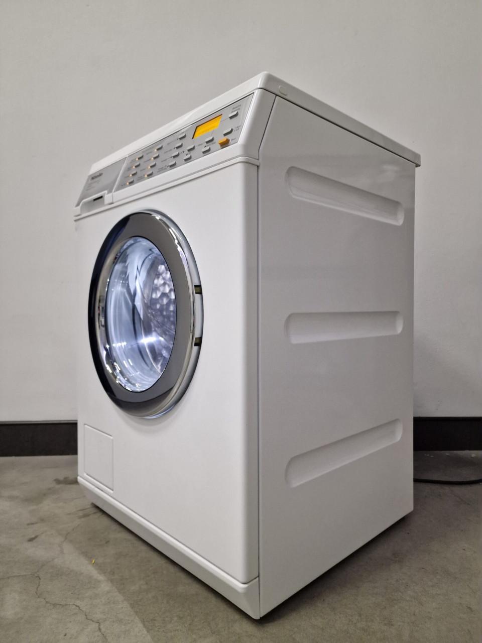 Miele wasmachine 7 kg. 1600 toren en Miele condensdroger 6 kg.