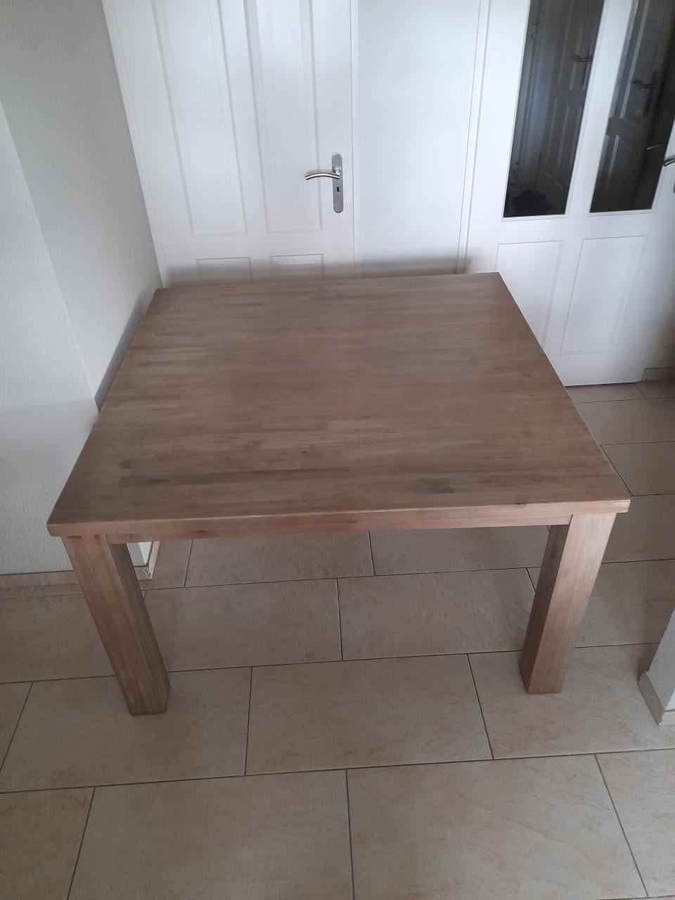 Prachtige Massief houten  tafel 130 x 130 x 71,5 H (in goede nette staat )