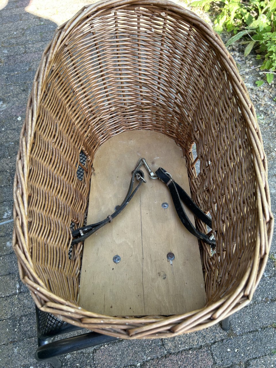 Rieten hondenmandje voor bagagedrager