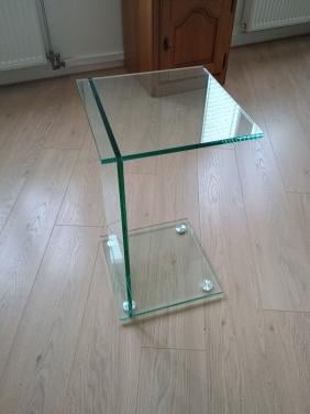 Te koop: glazen bijzettafel