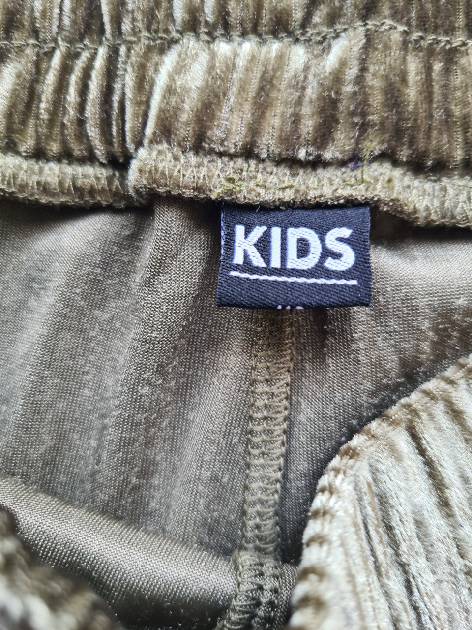 Kaki groene zachte ribbel flared broek Maat 116