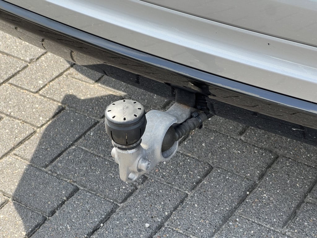 Volvo XC60 t6 340pk recharge r-design| luchtvering| panodak| adap.cruise| 3