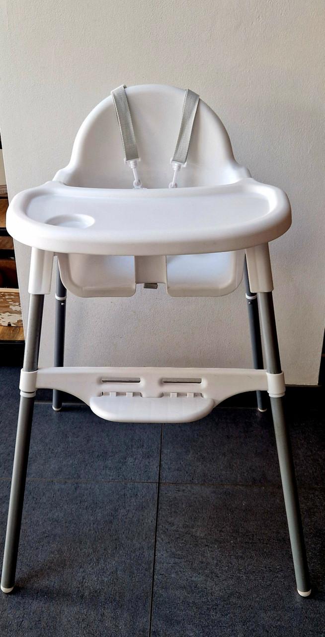 Witte kinderstoel met tafelblad, stoelverkleiner en gordel