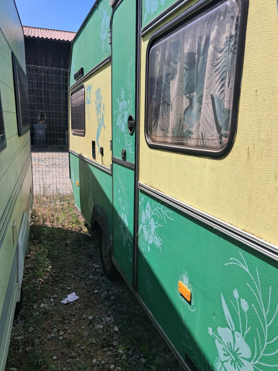 Unieke retro caravan, groen/geel, 4 slaapplaatsen.