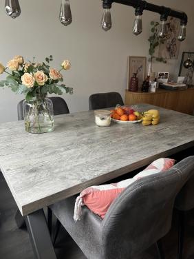 Eettafel met stoelen