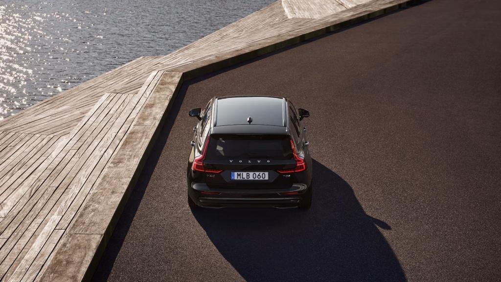 Volvo V60 plus dark recharge plug-in hybrid awd