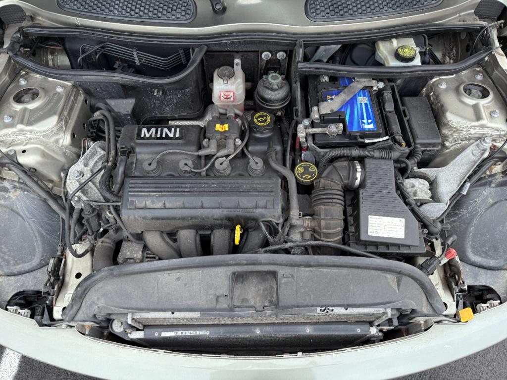 Mini Cooper Cabrio 1.6 - sidewalk