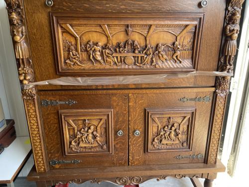 Oude kast met houtsnijwerk