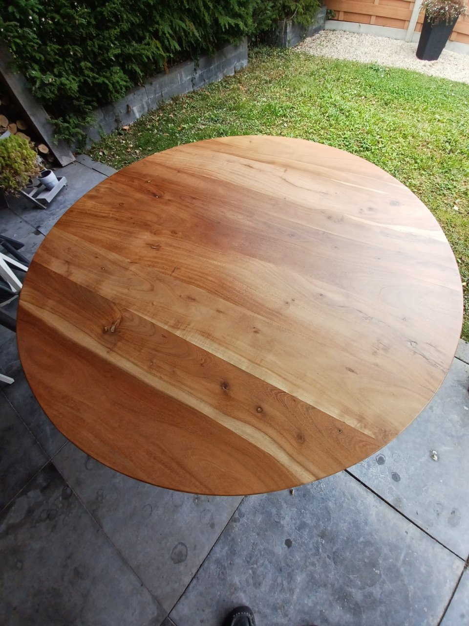 Erg mooie ronde tafel met acaciahouten blad